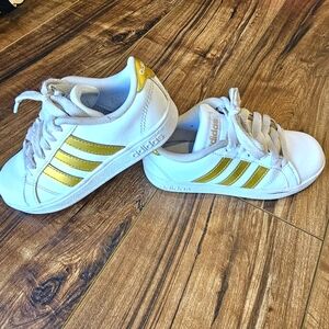 Adidas  baseline cg5844 kids size 11k white Gold Sneakers shoes